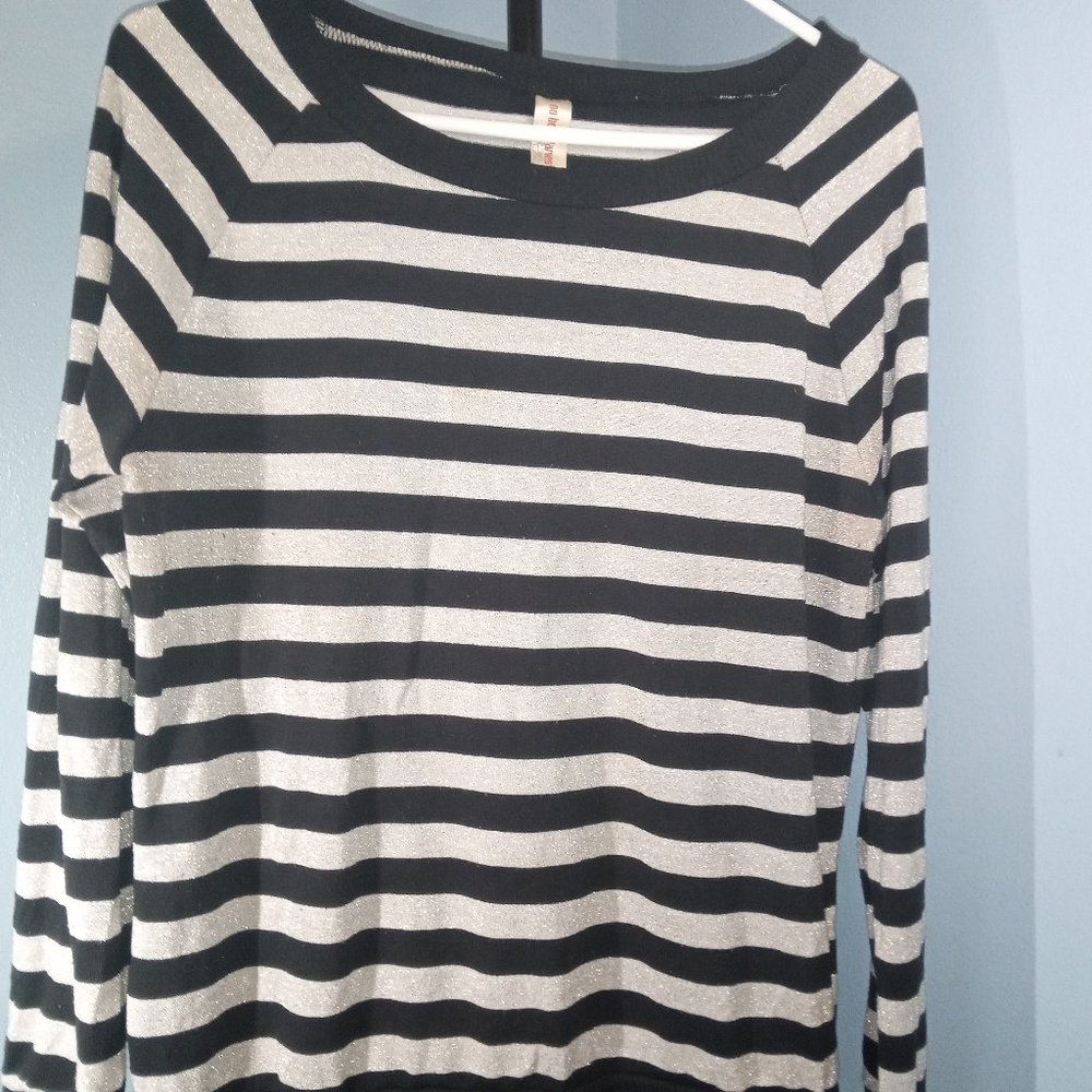 XTRA LARGE BLACK AND SILVER STRIPED LONG SLEEP LIGHT WEIGHT SWEATER